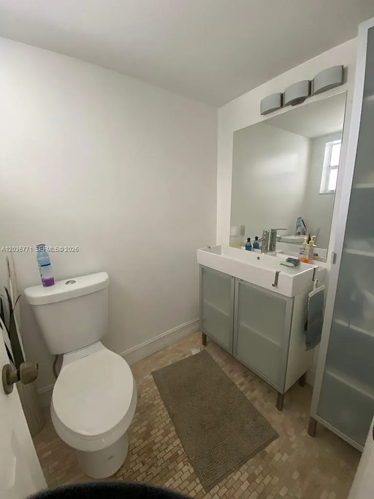 Azure Lake Condo — Photo 2