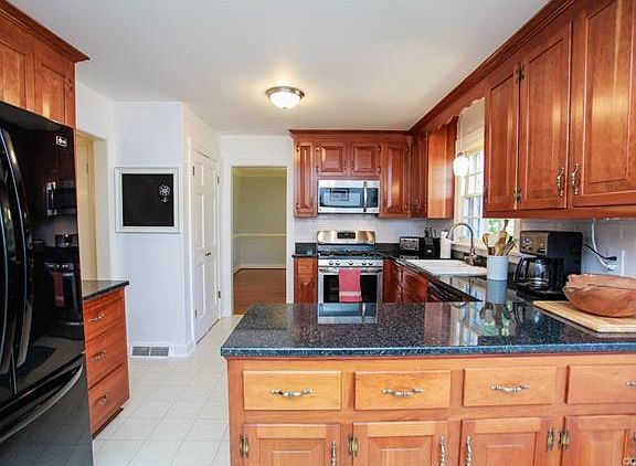 4th image of 11810 Bollingbrook Dr