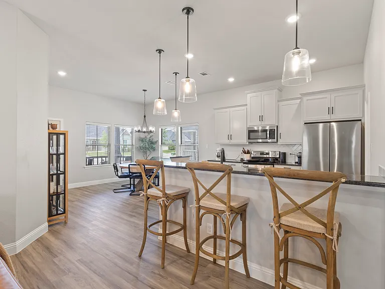 616 Charlotte Ln — Photo 6