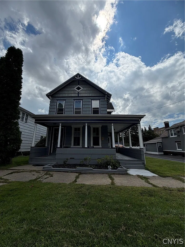 2 bed, 1.0 bath, 2272 sqft, $1,100 — Photo 1