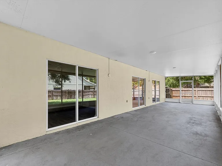 10825 Newbridge Dr — Photo 33