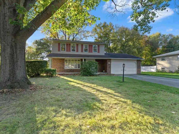 51981 Hedge Ln, Granger, IN 46530