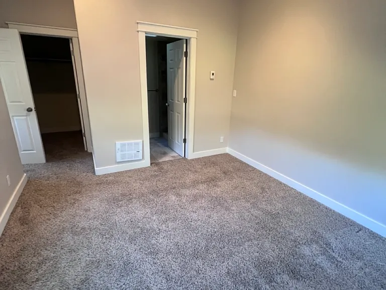 Larger bedrooms on the upper and lower floors.