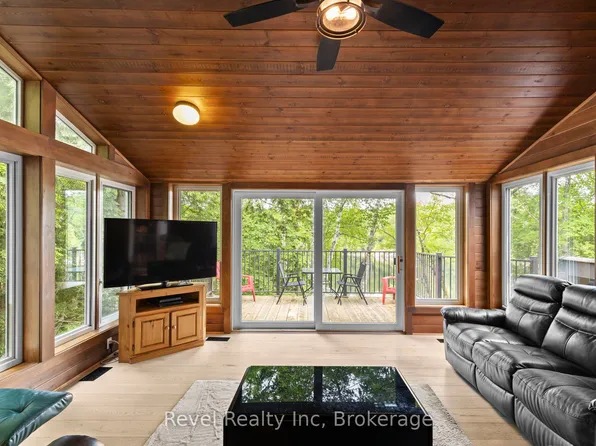 30 Sparrow Rd, Seguin, ON P0C 1J0