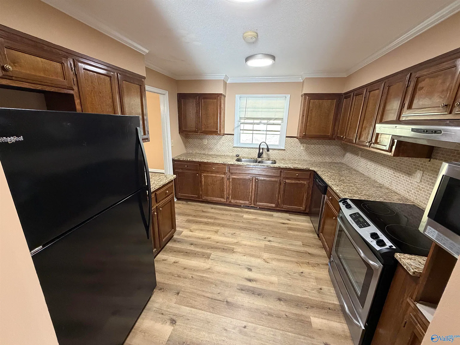 3 bed, 2.0 bath, 1637 sqft, $1,975 — Photo 4