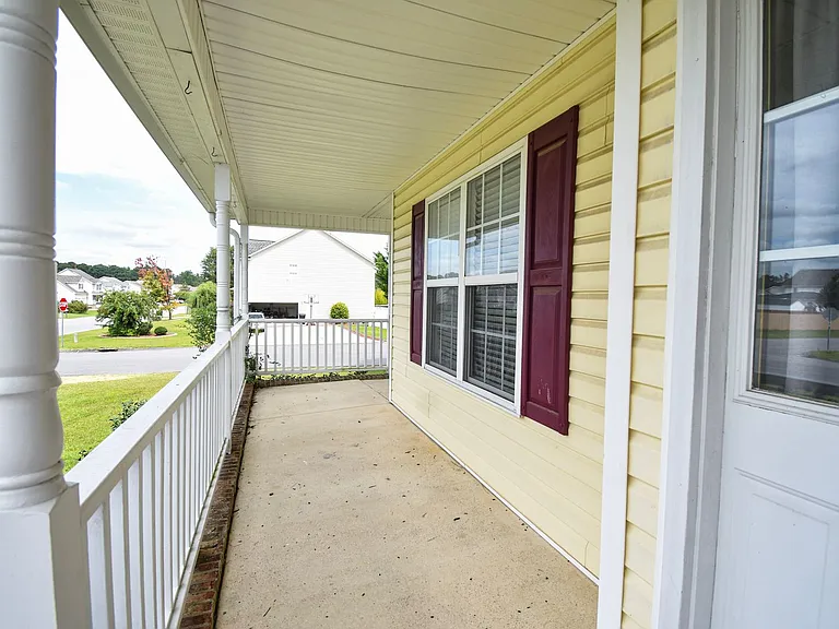 135 Lenoir Dr — Photo 3