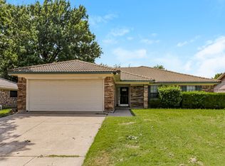 7312 Meadow Creek Dr, Fort Worth, TX 76133