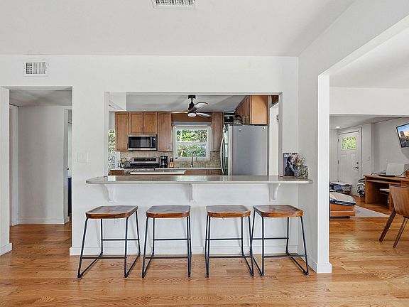 4th image of 2800 W 50th St