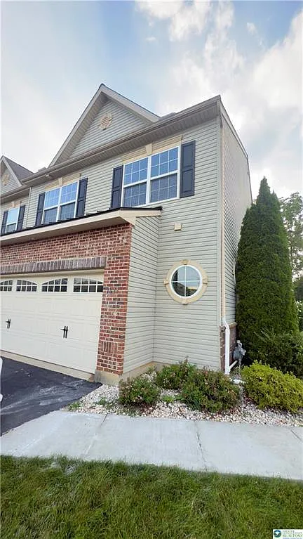 3 bed, 2075 sqft, $3,100 — Photo 2