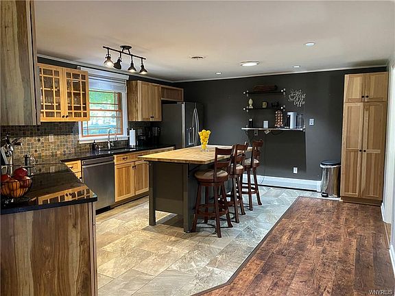 3rd image of 328 Howard Dr