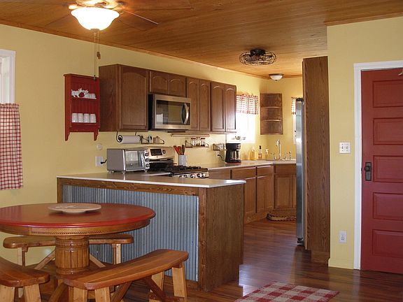 5th image of 106 Minden St