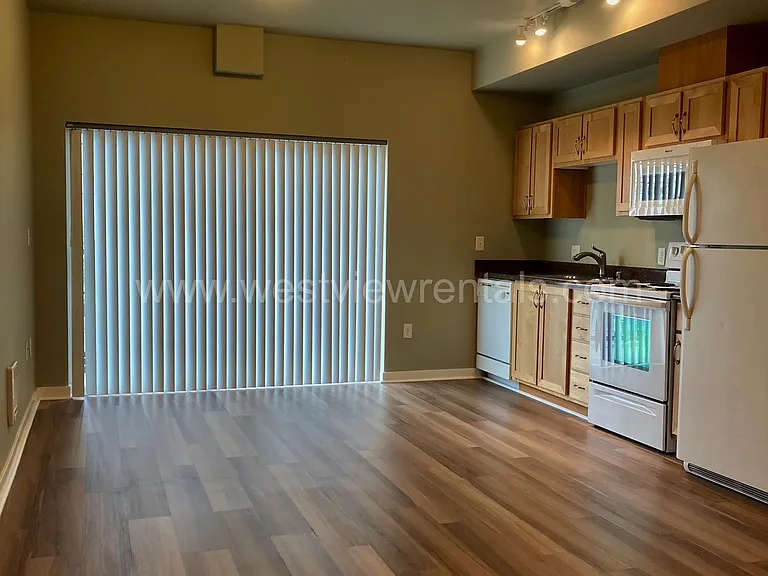 200 E Maple St — Photo 404