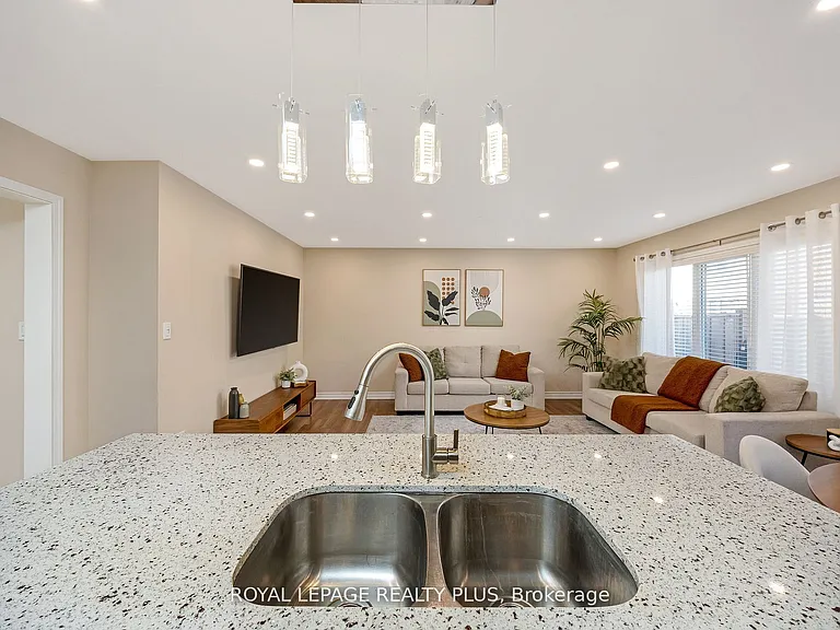 1542 Gainer Cres — Photo 14