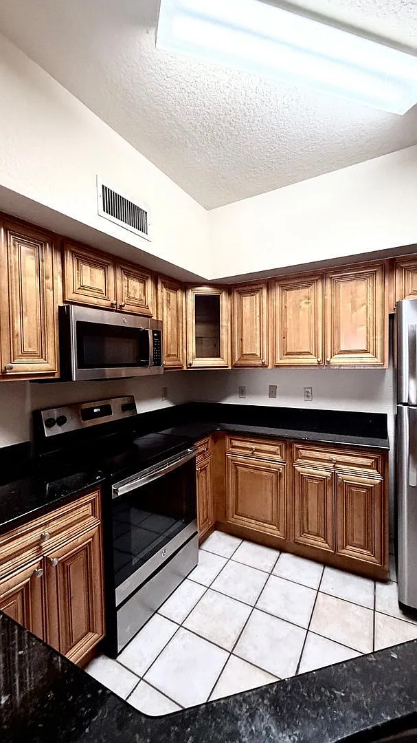 2 bed, 2.0 bath, 1209 sqft, $1,625 — Photo 2