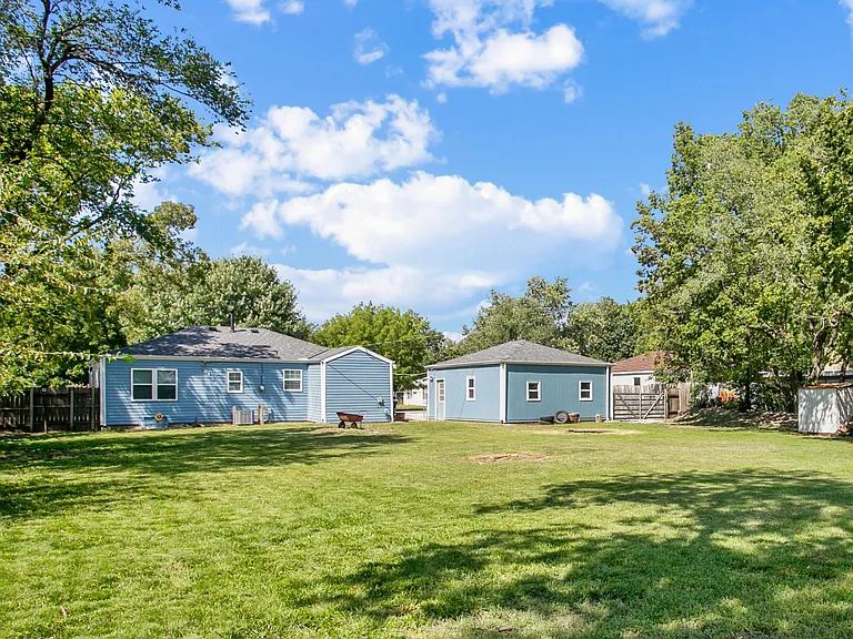 2914 N Clarence Ave — Photo 18