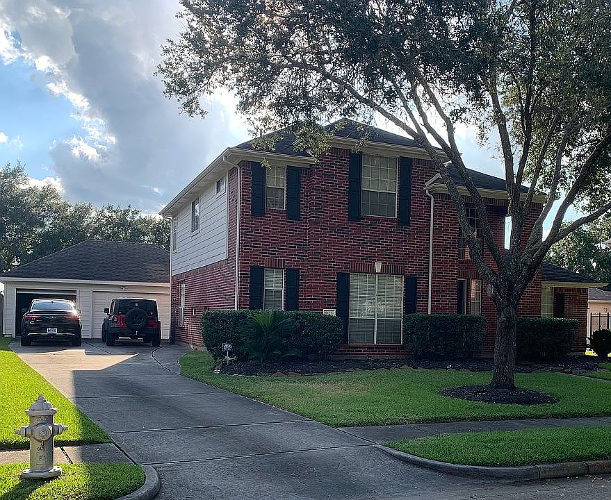 8122 Meadow Pond Drive 