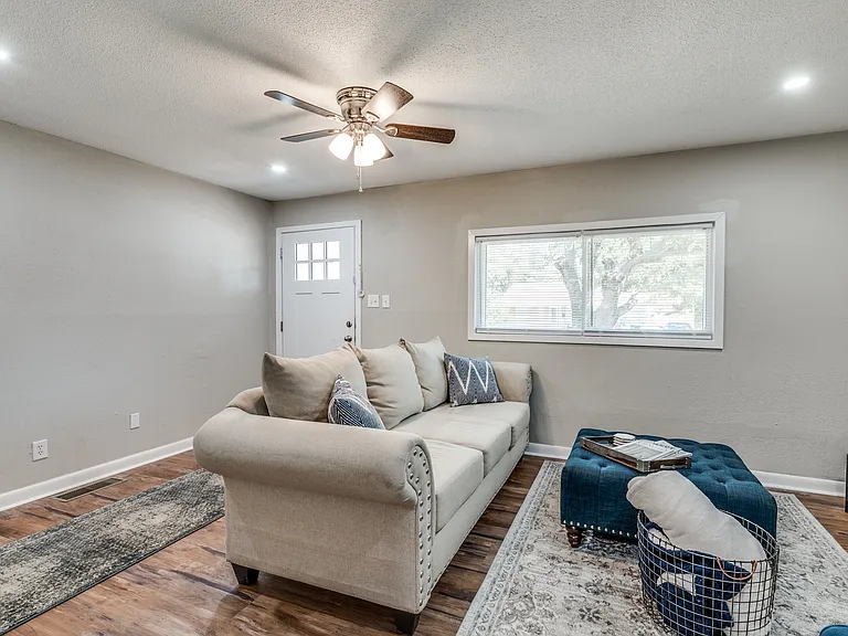 3929 Winfield Ave — Photo 2