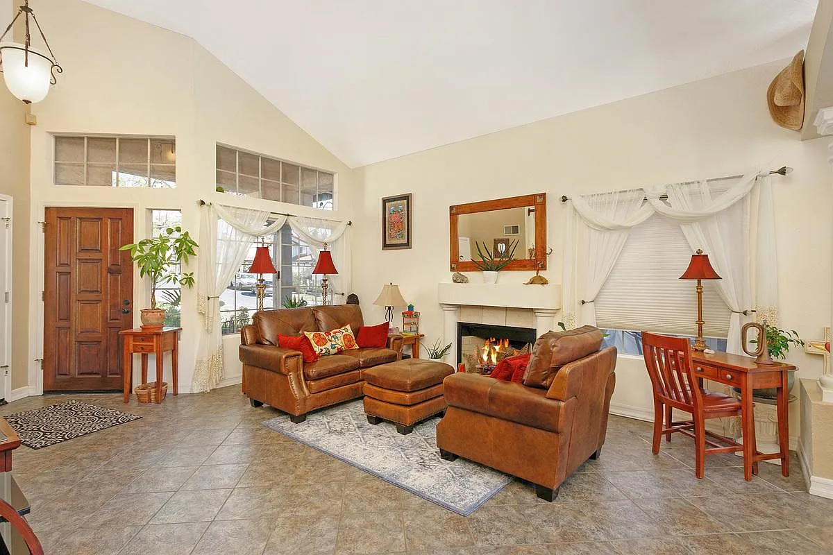 1565 Roma Dr — Photo 4