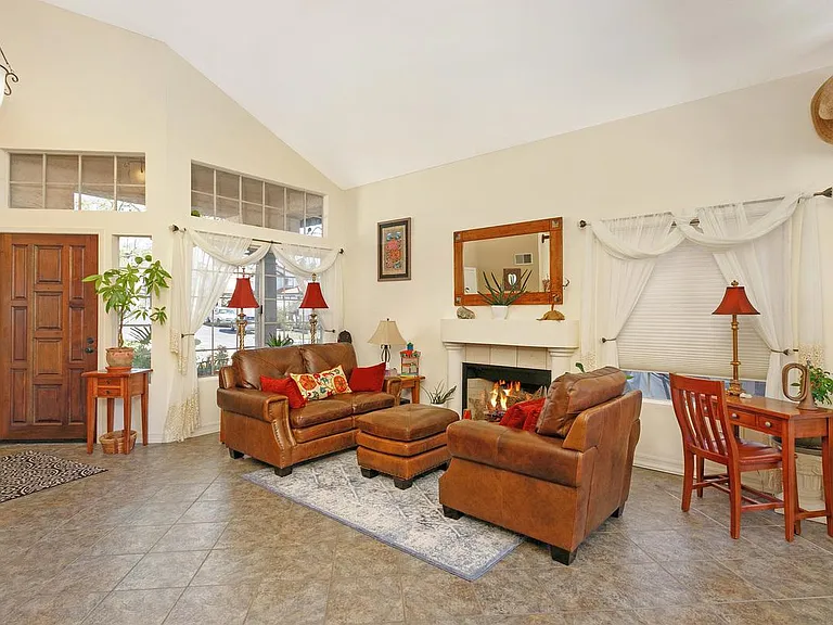 1565 Roma Dr — Photo 4