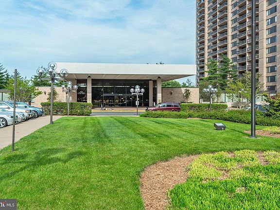 2nd image of 3701 S George Mason Dr Unit 1511N