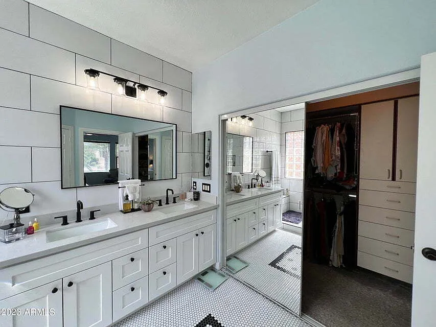 683 East Las Colinas Place — Photo 3