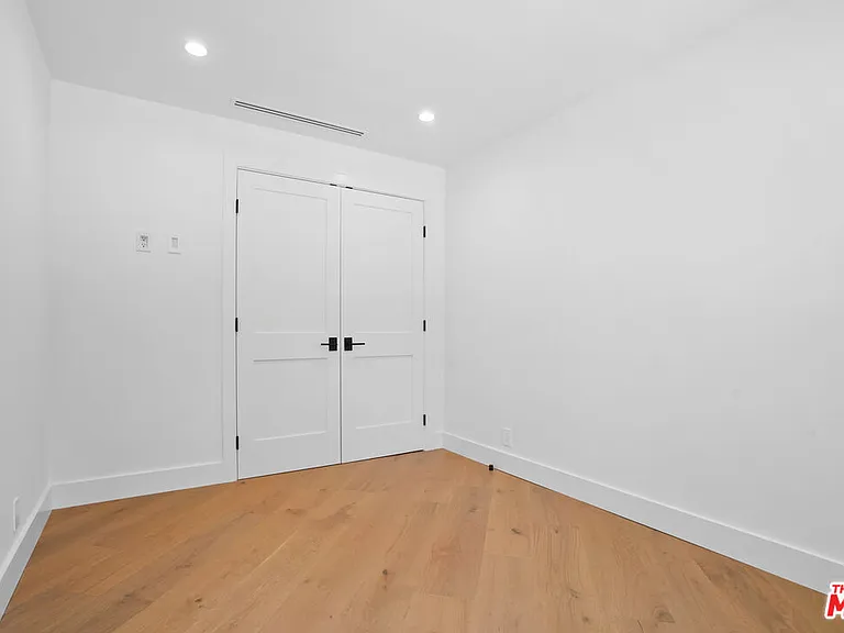 4097 Sapphire Dr — Photo 32