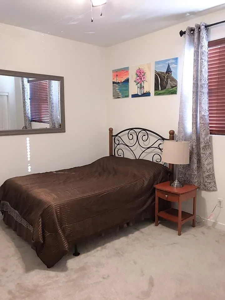 5 bed, 2600 sqft, $750 — Photo 3