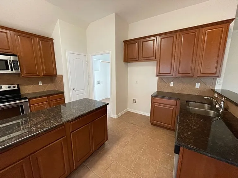 1601 White Willow Ln — Photo 9