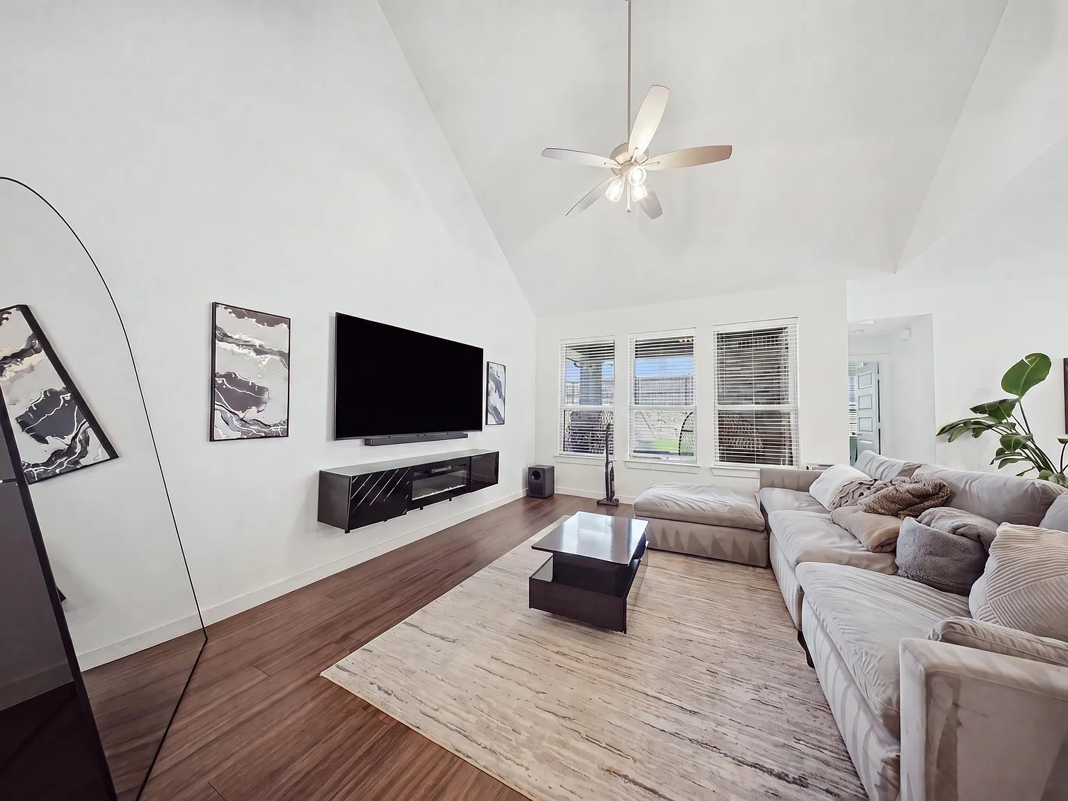 4 bed, 2414 sqft, $2,800 — Photo 3