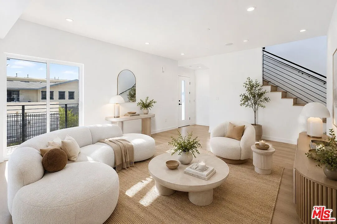 3 bed, 3.0 bath, 1658 sqft, $5,995 — Photo 1