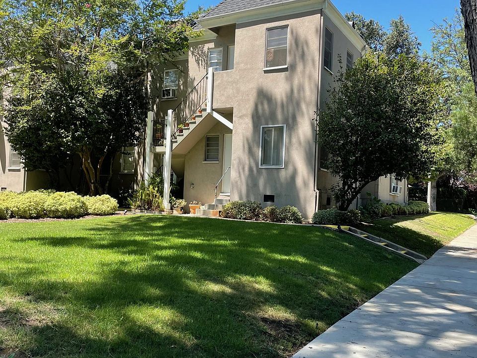 Landscaping and mature trees of Orange Grove Apartments in Pasadena, CA.