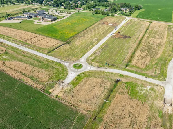 1 Paradise Ests #1, Waterloo, IA 50701