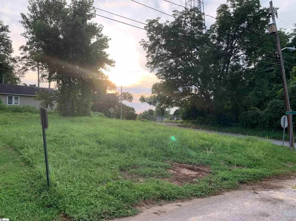 226 Hance St, Laurens, SC 29360