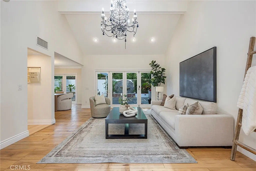 4 bed, 2.5 bath, 2954 sqft, $8,000 — Photo 2