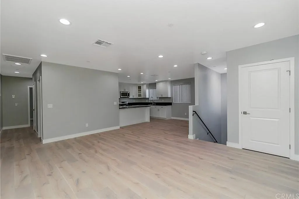 4 bed, $3,900 — Photo 3