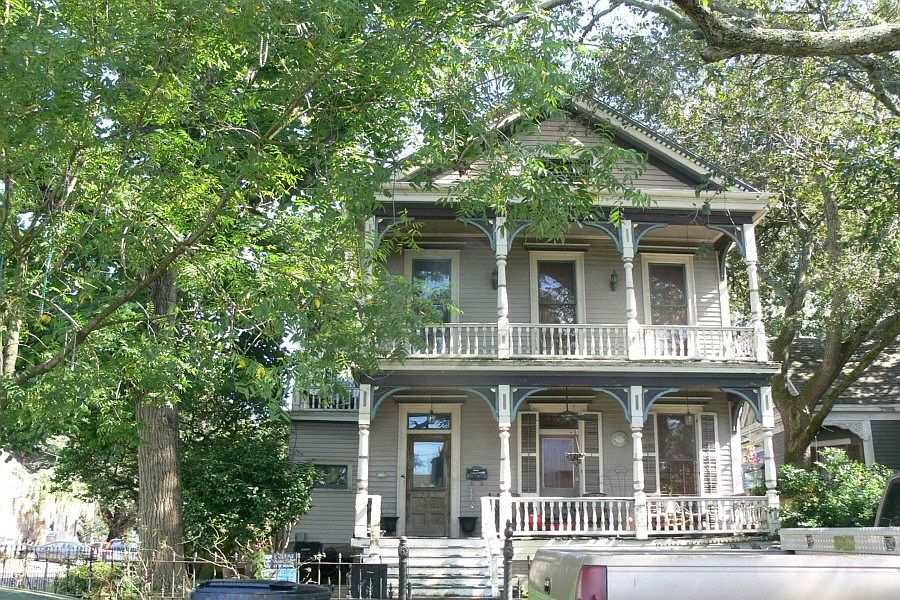 1st image of 737 Eleonore St