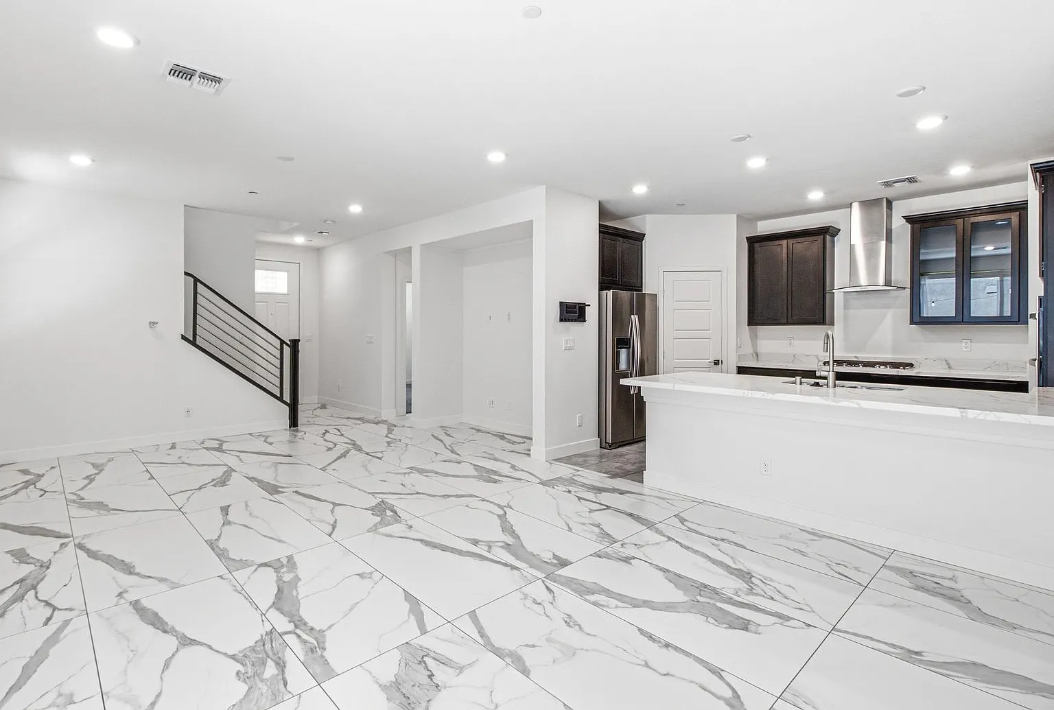 Beautiful 4-Bedroom Inspirada Home with Loft, Upgraded Kitchen & Private Backyard — Photo 2
