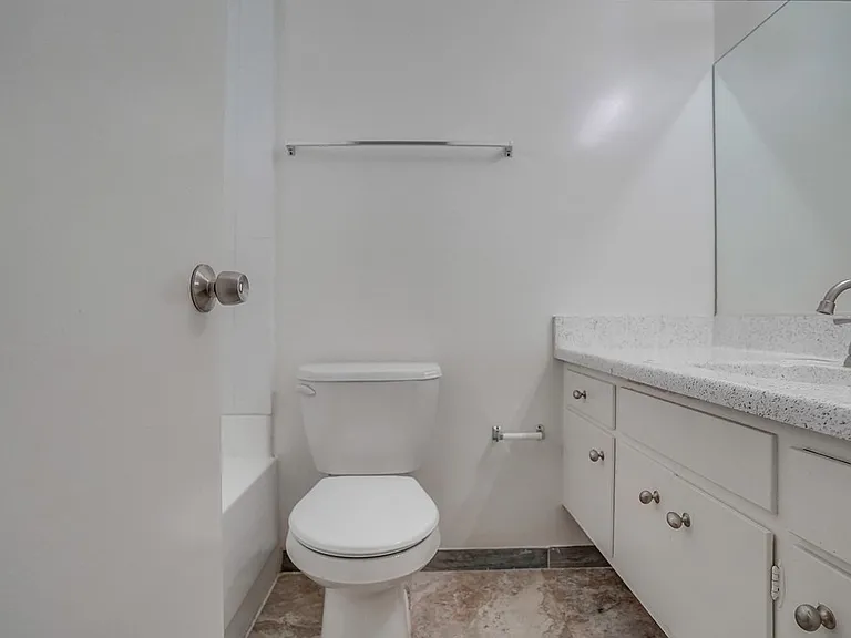 2611 E. Broadway — Photo 8
