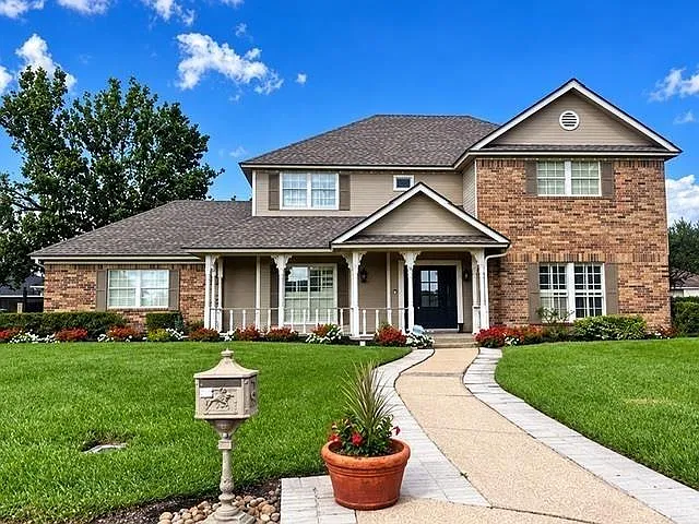 4 bed, 2.5 bath, 2704 sqft, $3,550 — Photo 1