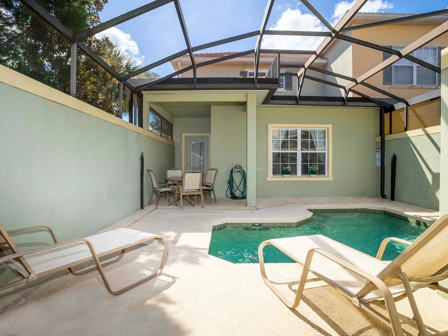 5 bed, 2024 sqft, $3,055 — Photo 4