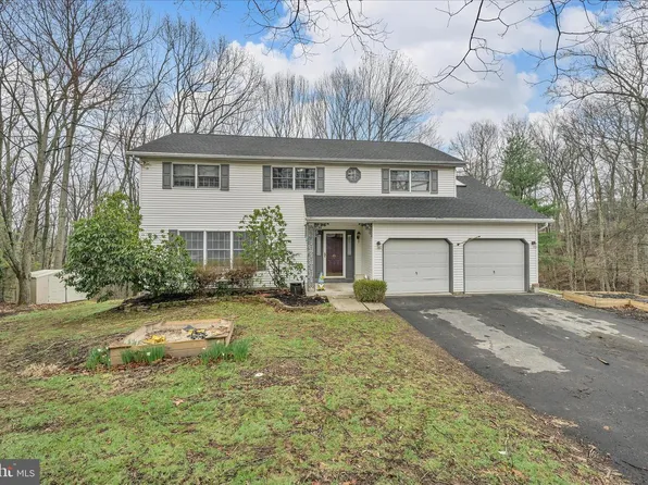 826 Pinewood Dr, Pottsville, PA 17901