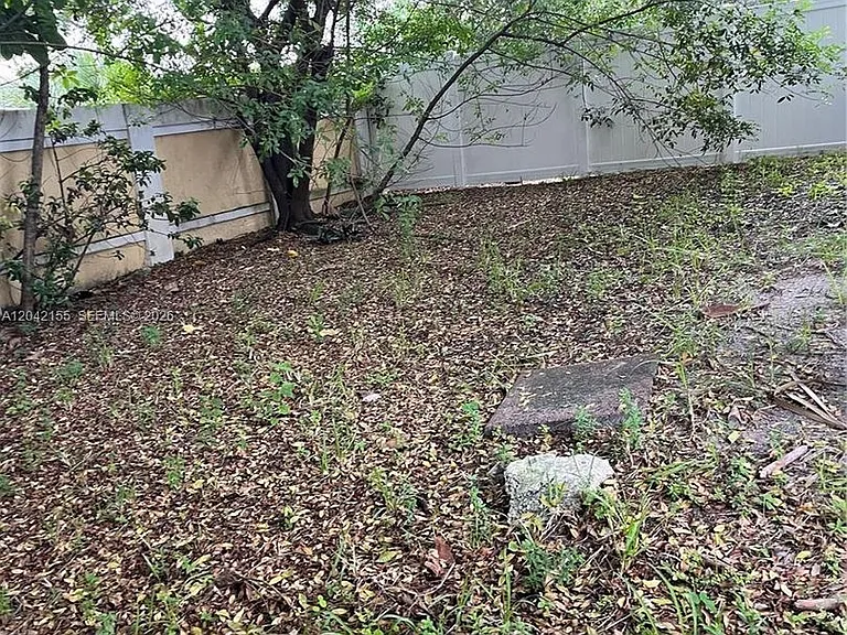 5347 SW 40th Ave — Photo 4