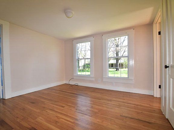 5th image of 110 E Burbank St