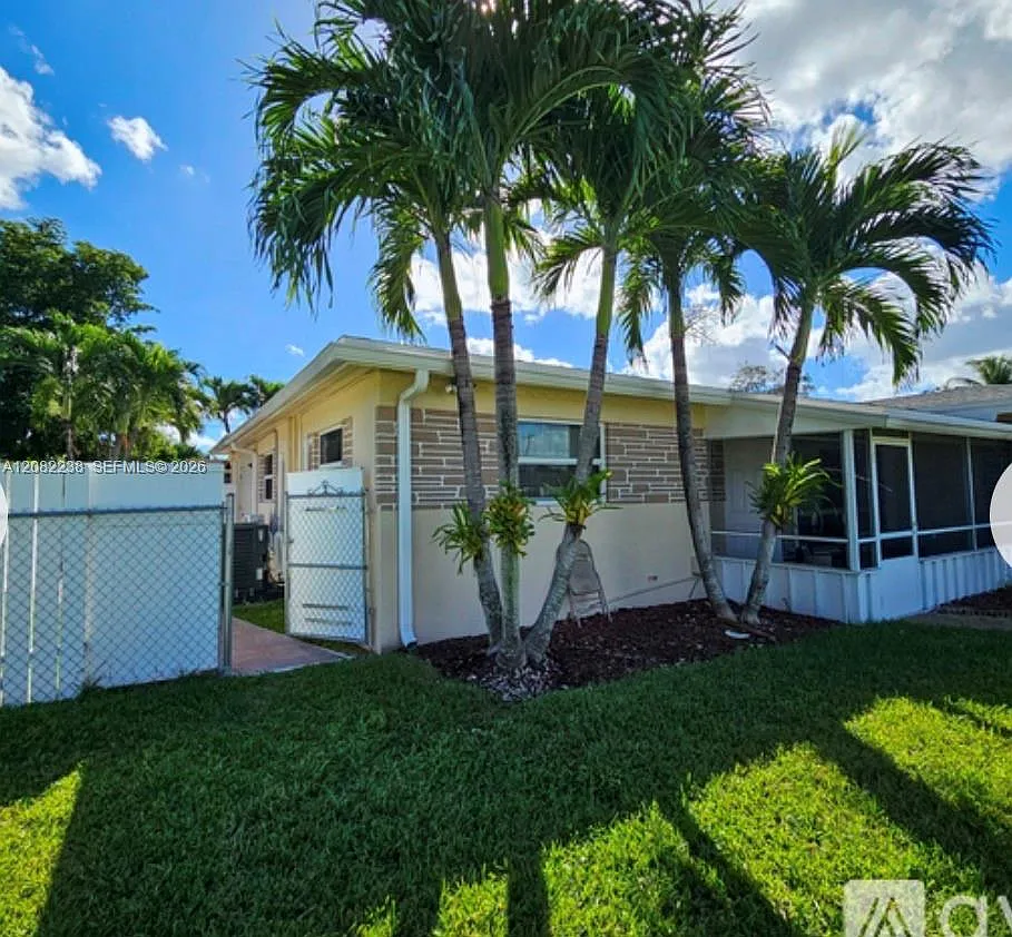 Pembroke Pines No 2 — Photo 1