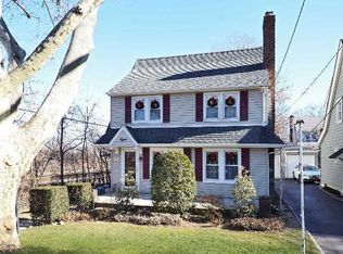 8 Bromleigh Rd, Garden City, NY 11530