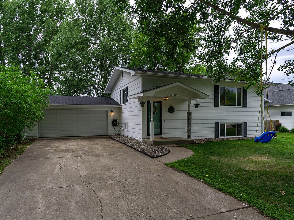 2109 7th Ave Nw East Grand Forks Mn 56721 Zillow