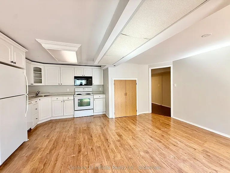 384 Leslie St — Photo 7