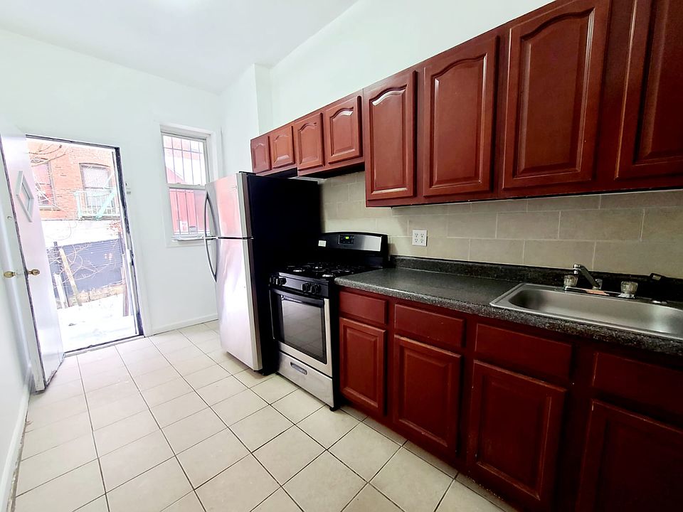 1st image of 2720 Creston Ave Floor 3
