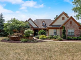 1066 Oak Cir, Pewaukee, WI 53072