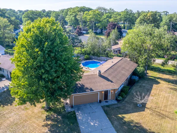 858 Winslow Ct, Norton Shores, MI 49441